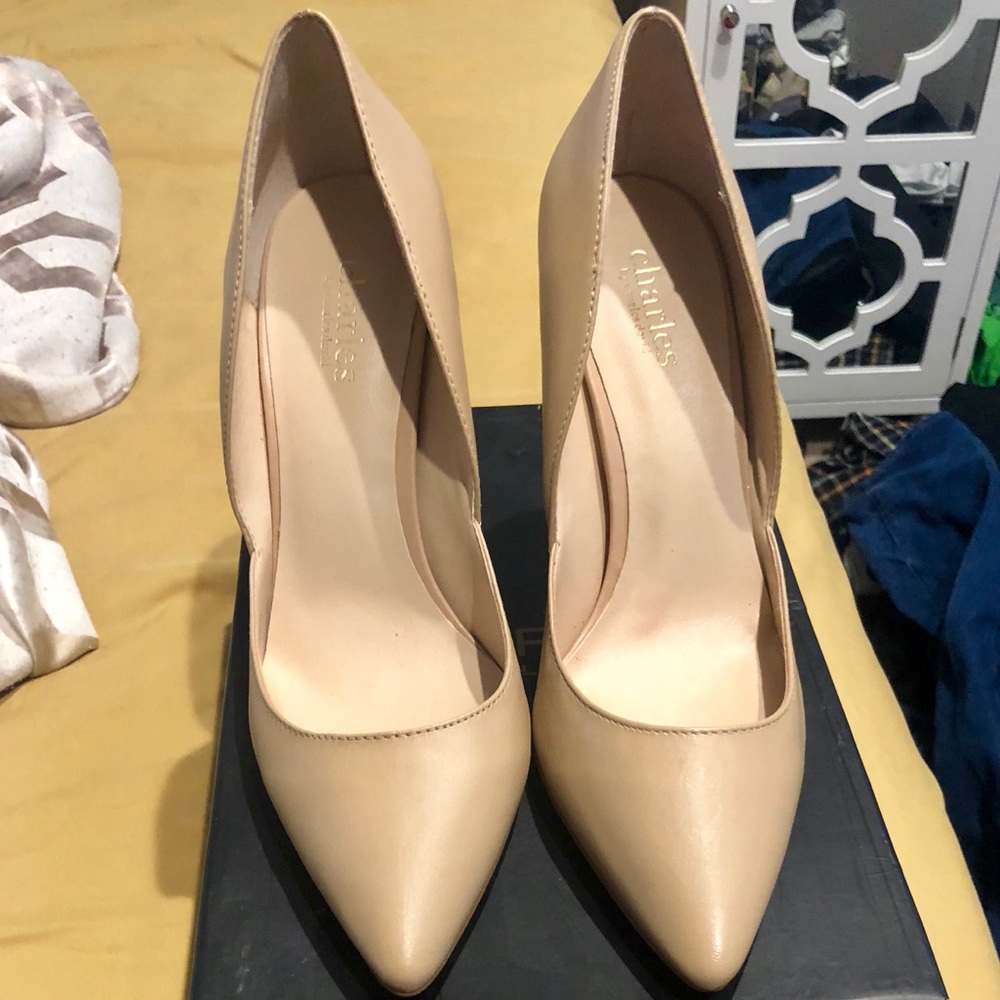 Nude pumps